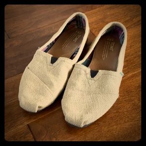 TOMS natural burlap shoes size 8.5